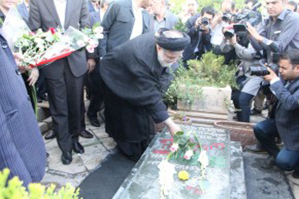ادای احترام رئیس بنیاد شهید به شهدای مدافع حرم قم