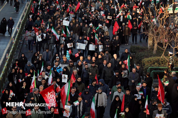 حرکت مردم از مناطق مختلف تهران به سمت دانشگاه تهران ادامه دارد